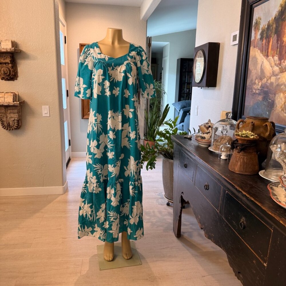 aikane GVH HAWAII Screen Print dress : green w/ white hibiscus blooms